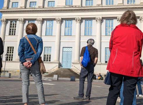 Personen mit Kopfhörern stehen vor dem Potsdam Museum und hören den Audiowalk "Von Sümpfen und Bassins"